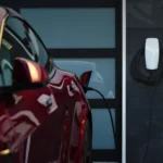 La Tesla en pleine recharge, illustrant la facilité et la rapidité de la recharge de votre véhicule électrique. Avec des options de recharge pratiques à La Réunion, profitez d'une conduite sans soucis tout en respectant l'environnement.