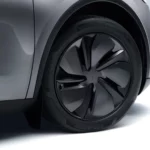 Admirez de près la roue d'une Tesla, symbole de performance et de modernité. Conçue pour offrir stabilité et confort, chaque roue garantit une conduite fluide et agréable, quel que soit le terrain.