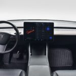 Profitez d’une autre perspective sur l’intérieur raffiné de votre Tesla, où confort et technologie se rencontrent. Que ce soit pour un trajet court ou une longue aventure, chaque détail est pensé pour votre bien-être.