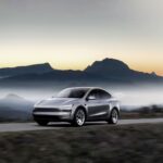 Découvrez une Tesla explorant les cirques volcaniques de La Réunion, une destination hors du commun. Traversez ces paysages magnifiques dans le calme et la puissance d'un véhicule électrique, tout en respectant l'environnement.