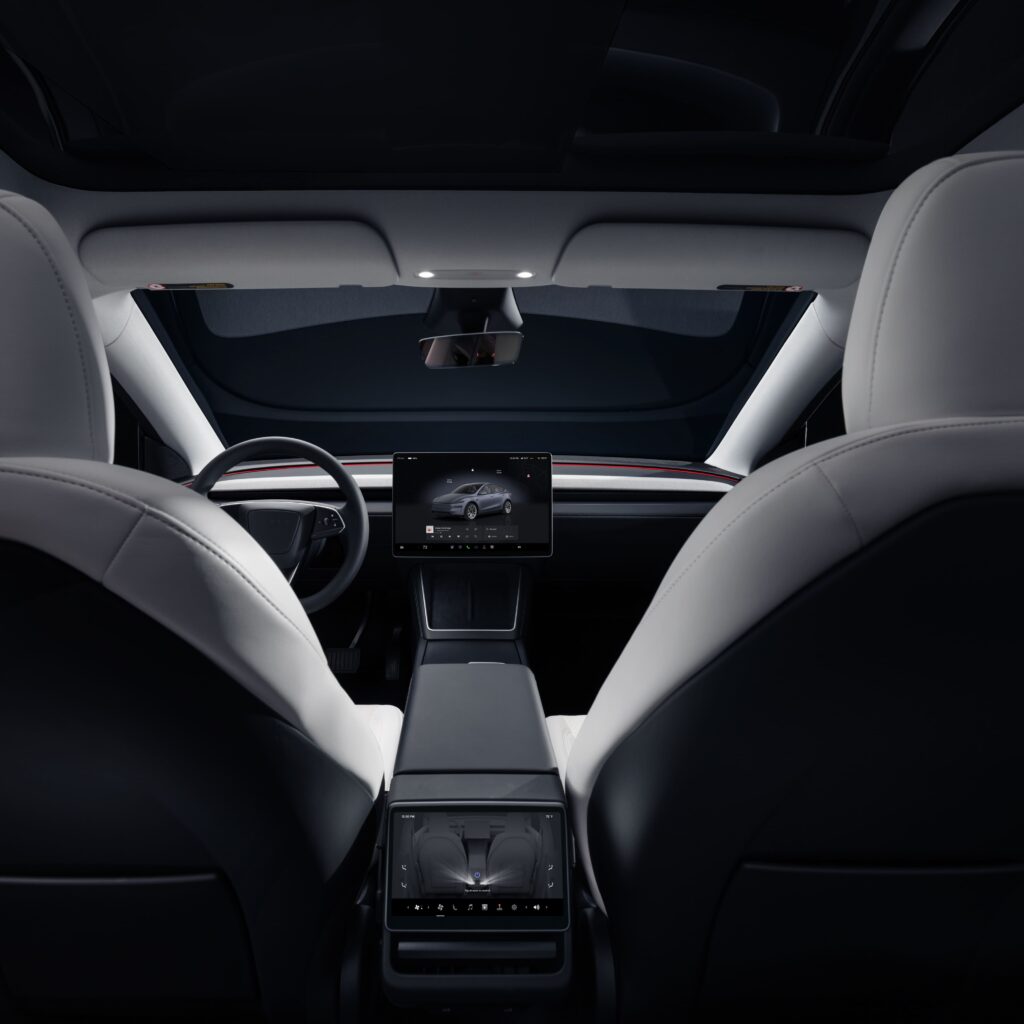 Profitez du luxe et du confort offerts par l'intérieur moderne d'une Tesla. Chaque détail a été conçu pour offrir une expérience de conduite exceptionnelle, avec un habitacle spacieux, épuré et équipé des dernières technologies.